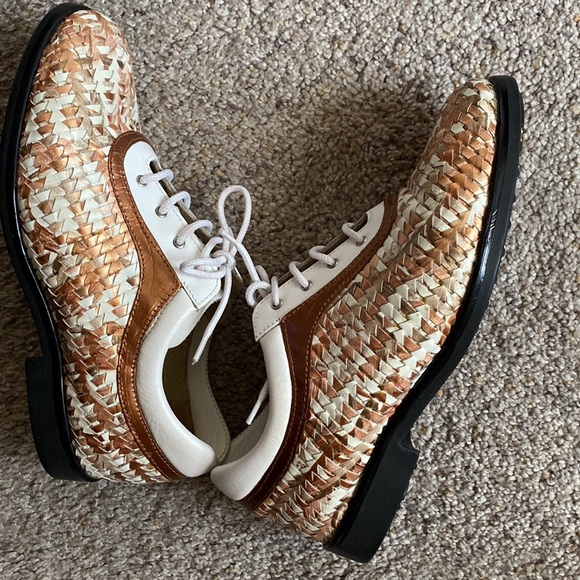 New, never worn Aerogreen Womens Golf shoes.  Size 8 - Picture 4 of 7